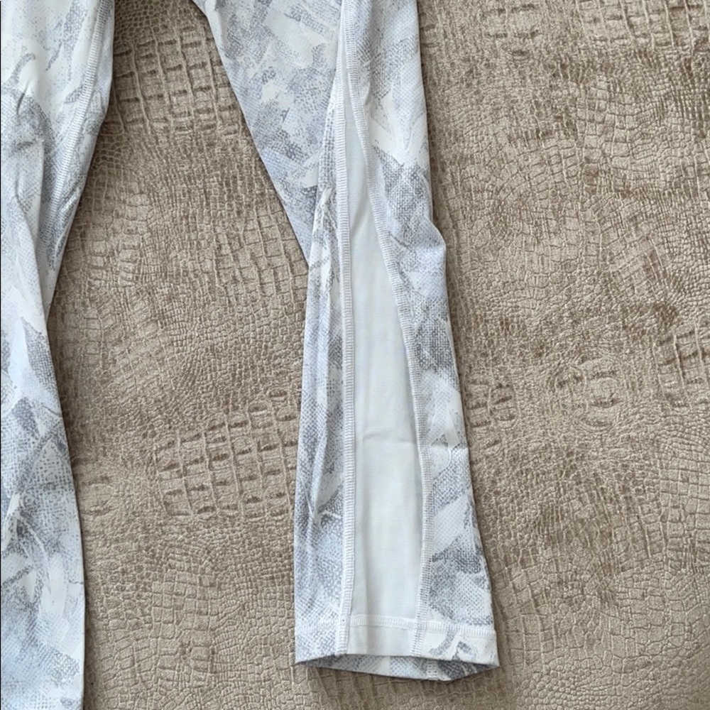 Lululemon cropped pattern leggings - Picture 2 of 2